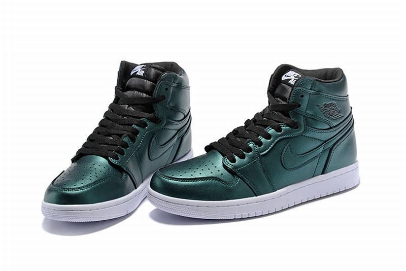 Les baskets Air Jordan 1 Low "Topaz Mist (GS)" pour femmes offrent une esthétique élégante avec des nuances de Topaz Mist.