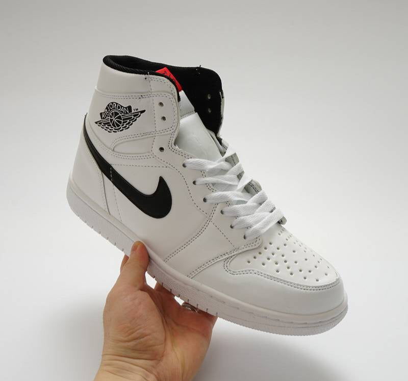 Les baskets Air Jordan 1 Low "Topaz Mist (GS)" pour femmes offrent une esthétique élégante avec des nuances de Topaz Mist.