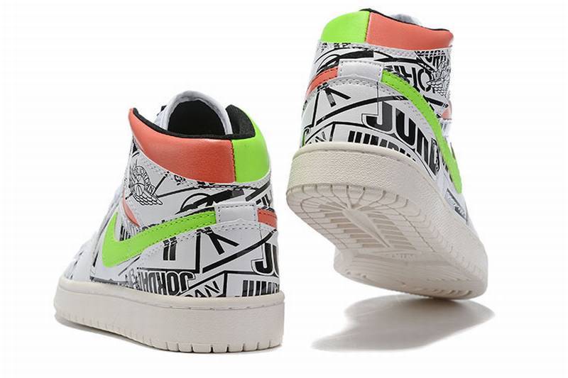 Les baskets Air Jordan 1 Mid "All Over Logo" Femme .
Se démarquent par leur design audacieux et moderne, tout en respectant l’héritage emblématique de Jordan.