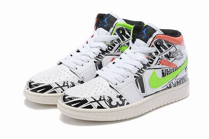 Les baskets Air Jordan 1 Mid "All Over Logo" Femme .
Se démarquent par leur design audacieux et moderne, tout en respectant l’héritage emblématique de Jordan.
