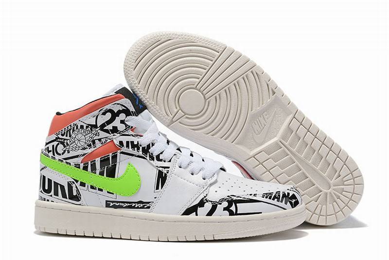 Les baskets Air Jordan 1 Mid "All Over Logo" Femme .
Se démarquent par leur design audacieux et moderne, tout en respectant l’héritage emblématique de Jordan.