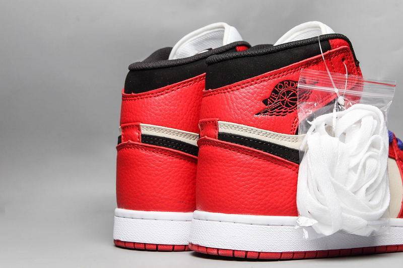 Les baskets Air Jordan 1 Low "Topaz Mist (GS)" pour femmes offrent une esthétique élégante avec des nuances de Topaz Mist.