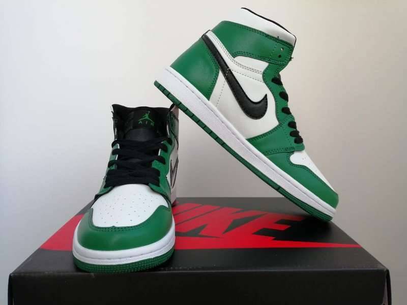 Les Air Jordan 1 Femme incarnent l'iconique silhouette de la marque Jordan, alliant un style intemporel à un confort exceptionnel.
