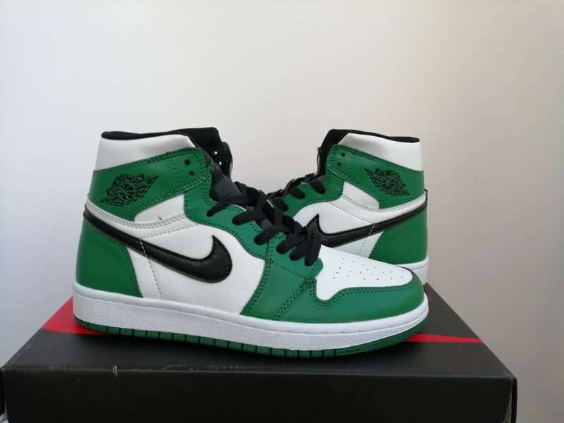 Les Air Jordan 1 Femme incarnent l'iconique silhouette de la marque Jordan, alliant un style intemporel à un confort exceptionnel.