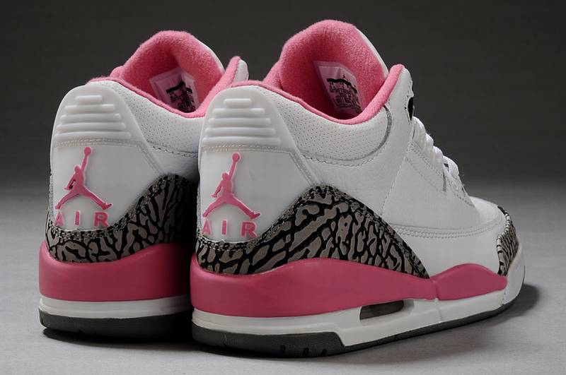 Les baskets Air Jordan 3 Triple White Femme permettent de personnaliser votre style tout en bénéficiant d’un confort supérieur.les Air Jordan 3 Triple.