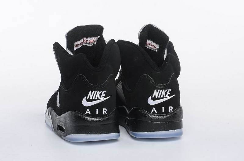 Les baskets Air Jordan 5 Retro (GS) "Oreo" Femme permettent de personnaliser votre style tout en bénéficiant d’un confort supérieur.