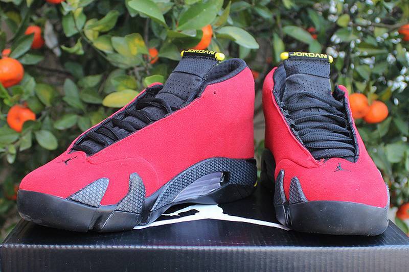 Les baskets Air Jordan 14 "Thunder" Femme permettent de personnaliser votre style tout en bénéficiant d’un confort supérieur.