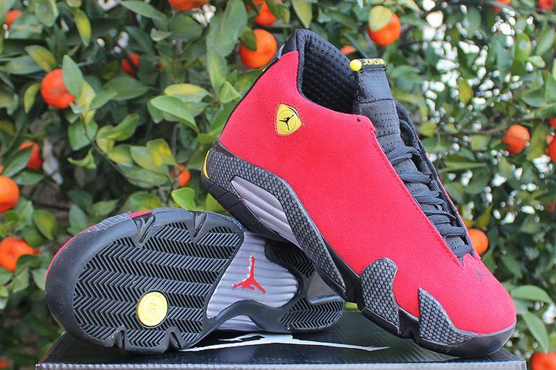 Les baskets Air Jordan 14 "Thunder" Femme permettent de personnaliser votre style tout en bénéficiant d’un confort supérieur.