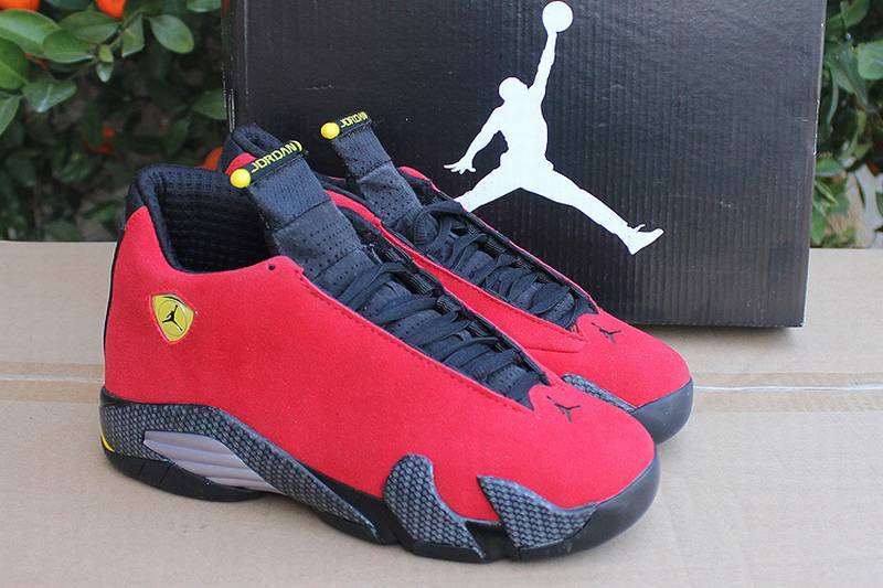 Les baskets Air Jordan 14 "Thunder" Femme permettent de personnaliser votre style tout en bénéficiant d’un confort supérieur.