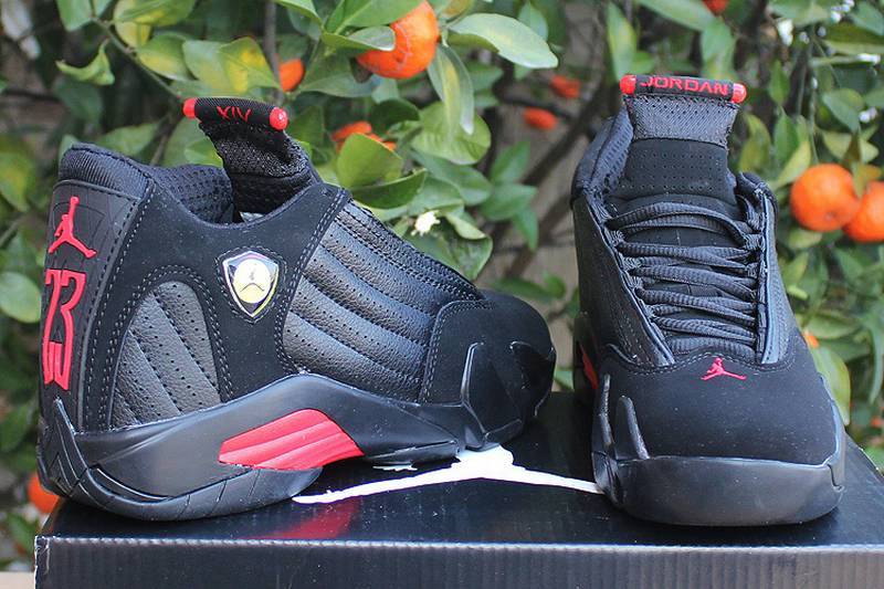 Les baskets Air Jordan 14 "Thunder" Femme permettent de personnaliser votre style tout en bénéficiant d’un confort supérieur.