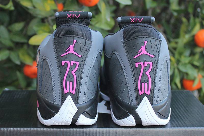 Les baskets Air Jordan 14 "Thunder" Femme permettent de personnaliser votre style tout en bénéficiant d’un confort supérieur.