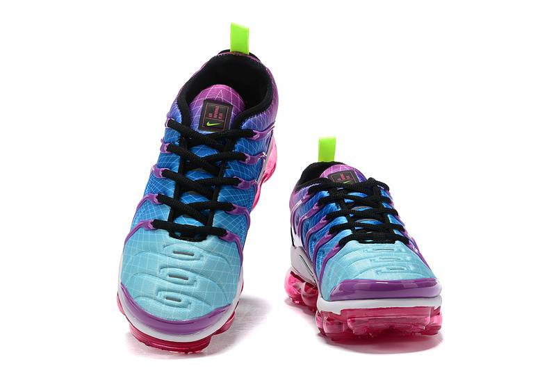 Les Nike Air Vapormax Plus TN Femme incarnent une fusion audacieuse entre l’héritage des baskets TN des années 90 et l’innovation moderne de la technologie Vapormax.