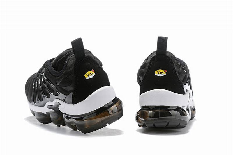 Les Nike Air Vapormax Plus TN Femme incarnent une fusion audacieuse entre l’héritage des baskets TN des années 90 et l’innovation moderne de la technologie Vapormax.