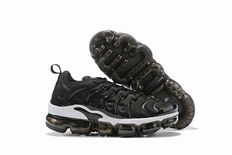 Les Nike Air Vapormax Plus TN Femme incarnent une fusion audacieuse entre l’héritage des baskets TN des années 90 et l’innovation moderne de la technologie Vapormax.