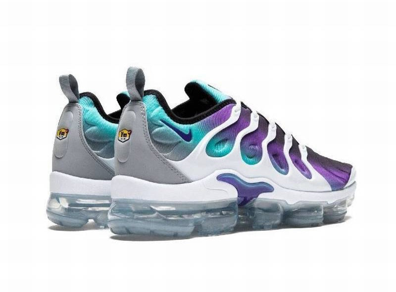 Les Nike Air Vapormax Plus TN Femme incarnent une fusion audacieuse entre l’héritage des baskets TN des années 90 et l’innovation moderne de la technologie Vapormax.