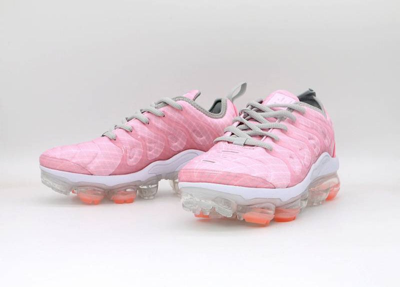 Les Nike Air Vapormax Plus TN Femme incarnent une fusion audacieuse entre l’héritage des baskets TN des années 90 et l’innovation moderne de la technologie Vapormax.