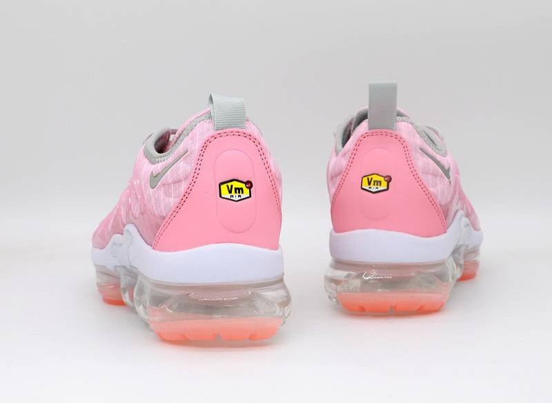 Les Nike Air Vapormax Plus TN Femme incarnent une fusion audacieuse entre l’héritage des baskets TN des années 90 et l’innovation moderne de la technologie Vapormax.