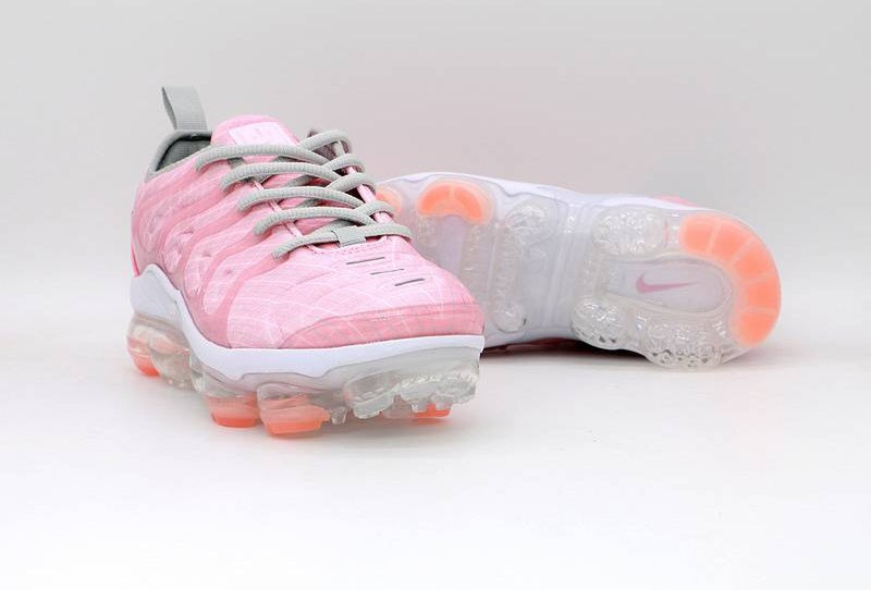 Les Nike Air Vapormax Plus TN Femme incarnent une fusion audacieuse entre l’héritage des baskets TN des années 90 et l’innovation moderne de la technologie Vapormax.