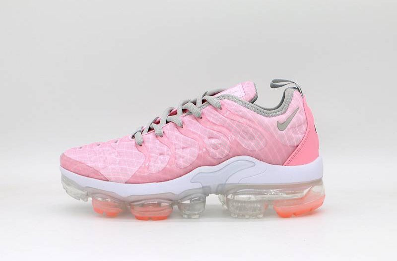 Les Nike Air Vapormax Plus TN Femme incarnent une fusion audacieuse entre l’héritage des baskets TN des années 90 et l’innovation moderne de la technologie Vapormax.