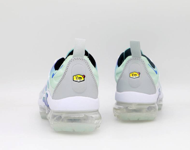 Les Nike Air Vapormax Plus TN Femme incarnent une fusion audacieuse entre l’héritage des baskets TN des années 90 et l’innovation moderne de la technologie Vapormax.