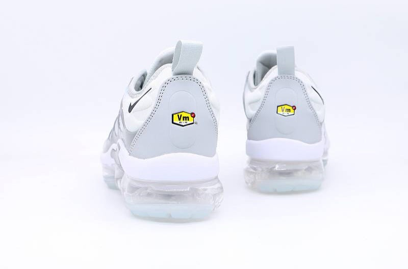 Les Nike Air Vapormax Plus TN Femme incarnent une fusion audacieuse entre l’héritage des baskets TN des années 90 et l’innovation moderne de la technologie Vapormax.