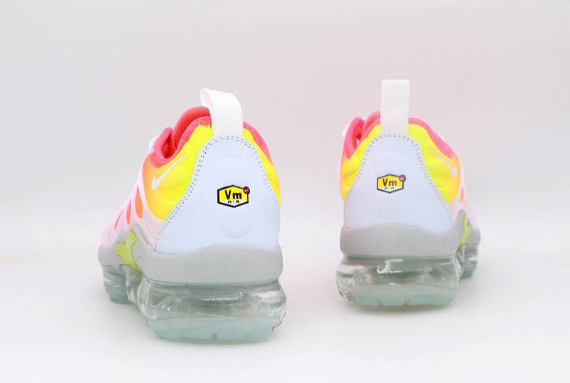 Les Nike Air Vapormax Plus TN Femme incarnent une fusion audacieuse entre l’héritage des baskets TN des années 90 et l’innovation moderne de la technologie Vapormax.