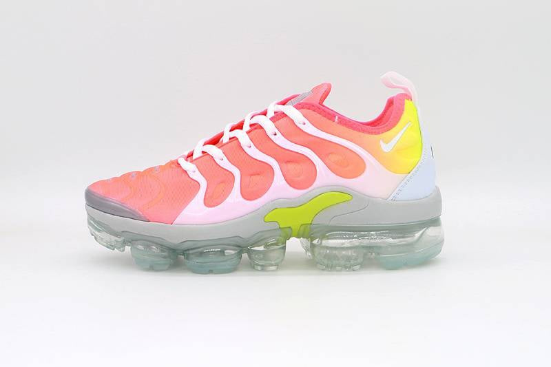 Les Nike Air Vapormax Plus TN Femme incarnent une fusion audacieuse entre l’héritage des baskets TN des années 90 et l’innovation moderne de la technologie Vapormax.