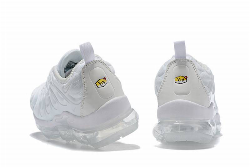 Les Nike Air Vapormax Plus TN Femme incarnent une fusion audacieuse entre l’héritage des baskets TN des années 90 et l’innovation moderne de la technologie Vapormax.