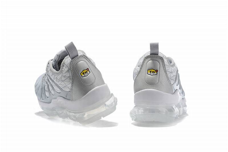 Les Nike Air Vapormax Plus TN Femme incarnent une fusion audacieuse entre l’héritage des baskets TN des années 90 et l’innovation moderne de la technologie Vapormax.