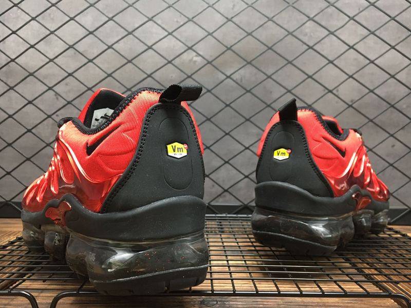 Les Nike Air Vapormax Plus TN Femme incarnent une fusion audacieuse entre l’héritage des baskets TN des années 90 et l’innovation moderne de la technologie Vapormax.