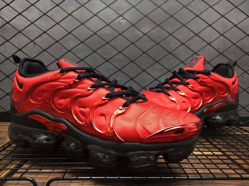 Les Nike Air Vapormax Plus TN Femme incarnent une fusion audacieuse entre l’héritage des baskets TN des années 90 et l’innovation moderne de la technologie Vapormax.