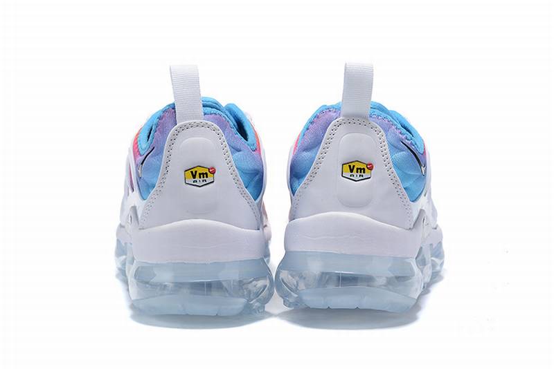 Les Nike Air Vapormax Plus TN Femme incarnent une fusion audacieuse entre l’héritage des baskets TN des années 90 et l’innovation moderne de la technologie Vapormax.