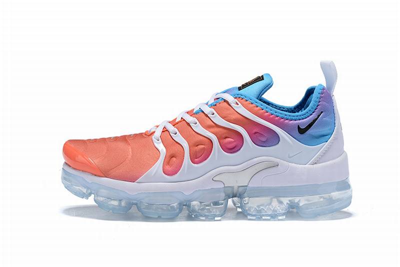 Les Nike Air Vapormax Plus TN Femme incarnent une fusion audacieuse entre l’héritage des baskets TN des années 90 et l’innovation moderne de la technologie Vapormax.