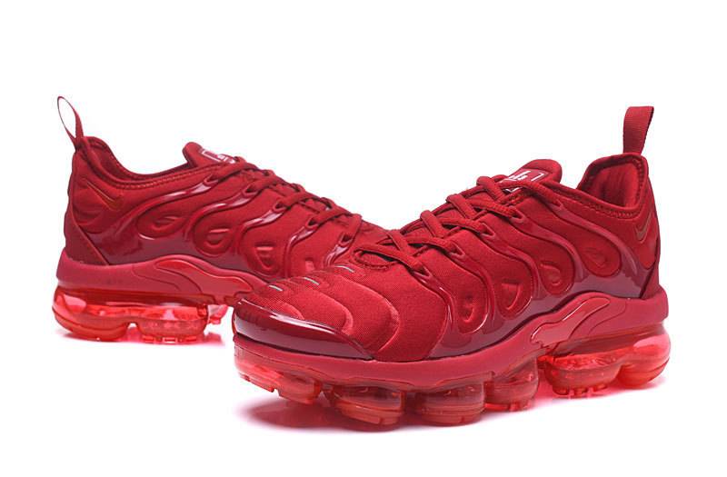 Les Nike Air Vapormax Plus TN Femme incarnent une fusion audacieuse entre l’héritage des baskets TN des années 90 et l’innovation moderne de la technologie Vapormax.