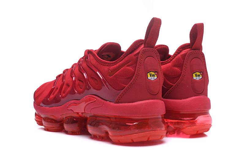 Les Nike Air Vapormax Plus TN Femme incarnent une fusion audacieuse entre l’héritage des baskets TN des années 90 et l’innovation moderne de la technologie Vapormax.