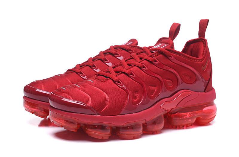 Les Nike Air Vapormax Plus TN Femme incarnent une fusion audacieuse entre l’héritage des baskets TN des années 90 et l’innovation moderne de la technologie Vapormax.