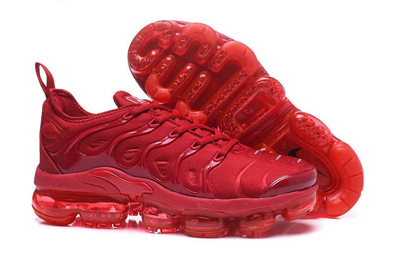 Les Nike Air Vapormax Plus TN Femme incarnent une fusion audacieuse entre l’héritage des baskets TN des années 90 et l’innovation moderne de la technologie Vapormax.