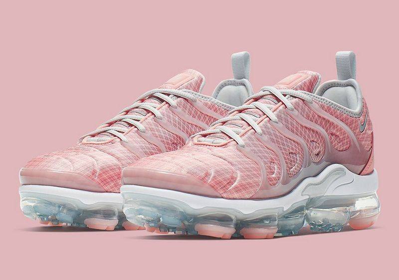 Les Nike Air Vapormax Plus TN Femme incarnent une fusion audacieuse entre l’héritage des baskets TN des années 90 et l’innovation moderne de la technologie Vapormax.