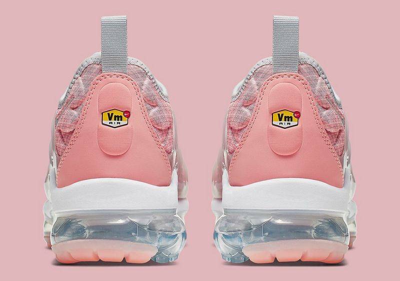 Les Nike Air Vapormax Plus TN Femme incarnent une fusion audacieuse entre l’héritage des baskets TN des années 90 et l’innovation moderne de la technologie Vapormax.