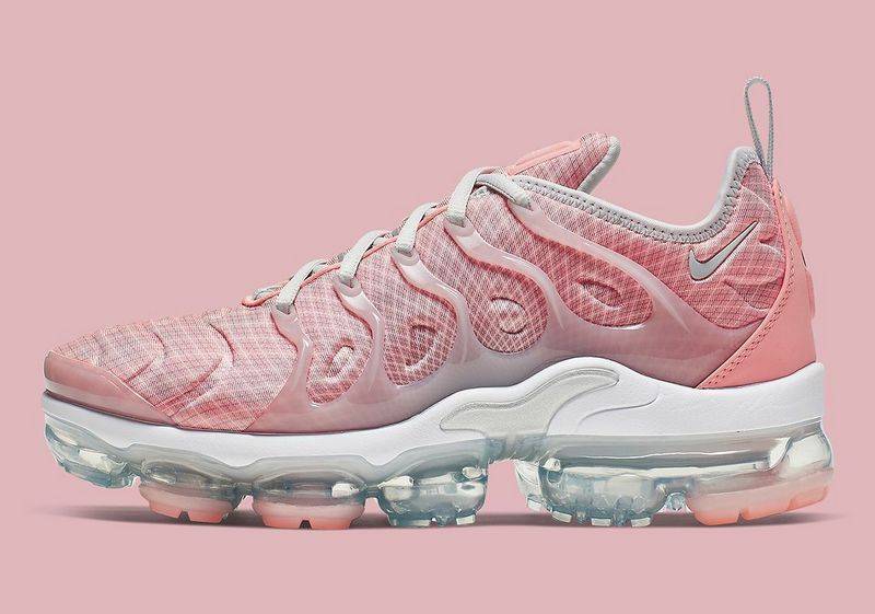 Les Nike Air Vapormax Plus TN Femme incarnent une fusion audacieuse entre l’héritage des baskets TN des années 90 et l’innovation moderne de la technologie Vapormax.