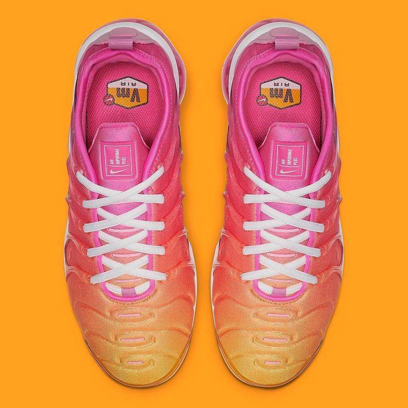 Les Nike Air Vapormax Plus TN Femme incarnent une fusion audacieuse entre l’héritage des baskets TN des années 90 et l’innovation moderne de la technologie Vapormax.