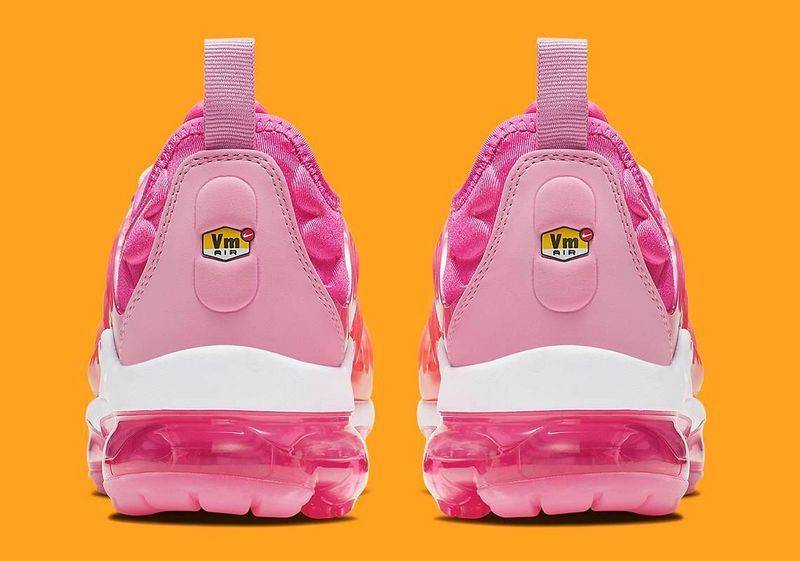 Les Nike Air Vapormax Plus TN Femme incarnent une fusion audacieuse entre l’héritage des baskets TN des années 90 et l’innovation moderne de la technologie Vapormax.