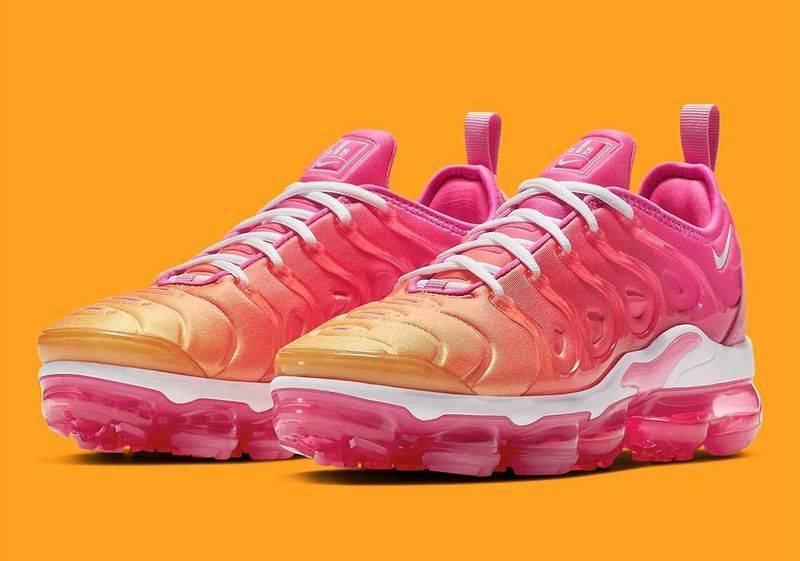Les Nike Air Vapormax Plus TN Femme incarnent une fusion audacieuse entre l’héritage des baskets TN des années 90 et l’innovation moderne de la technologie Vapormax.