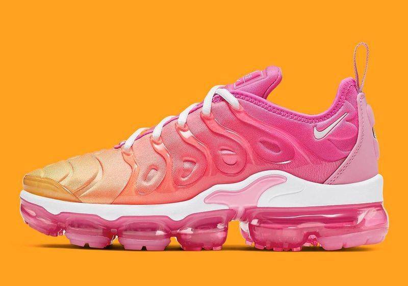 Les Nike Air Vapormax Plus TN Femme incarnent une fusion audacieuse entre l’héritage des baskets TN des années 90 et l’innovation moderne de la technologie Vapormax.