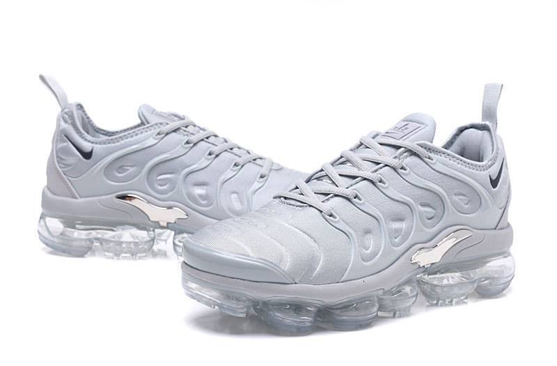 Les Nike Air Vapormax Plus TN Femme incarnent une fusion audacieuse entre l’héritage des baskets TN des années 90 et l’innovation moderne de la technologie Vapormax.