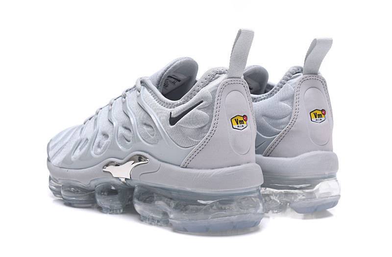 Les Nike Air Vapormax Plus TN Femme incarnent une fusion audacieuse entre l’héritage des baskets TN des années 90 et l’innovation moderne de la technologie Vapormax.