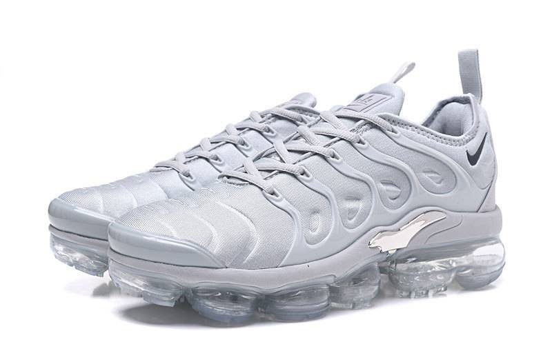 Les Nike Air Vapormax Plus TN Femme incarnent une fusion audacieuse entre l’héritage des baskets TN des années 90 et l’innovation moderne de la technologie Vapormax.