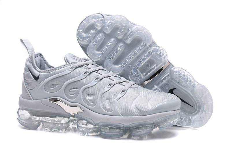 Les Nike Air Vapormax Plus TN Femme incarnent une fusion audacieuse entre l’héritage des baskets TN des années 90 et l’innovation moderne de la technologie Vapormax.