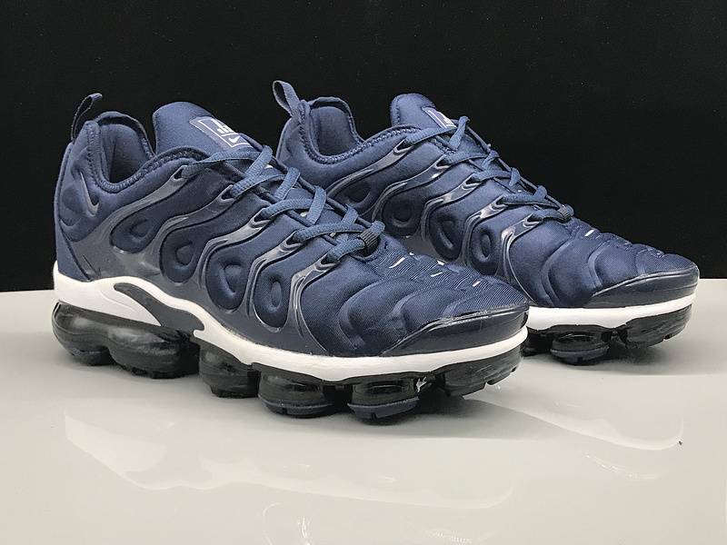 Les Nike Air Vapormax Plus TN Femme incarnent une fusion audacieuse entre l’héritage des baskets TN des années 90 et l’innovation moderne de la technologie Vapormax.