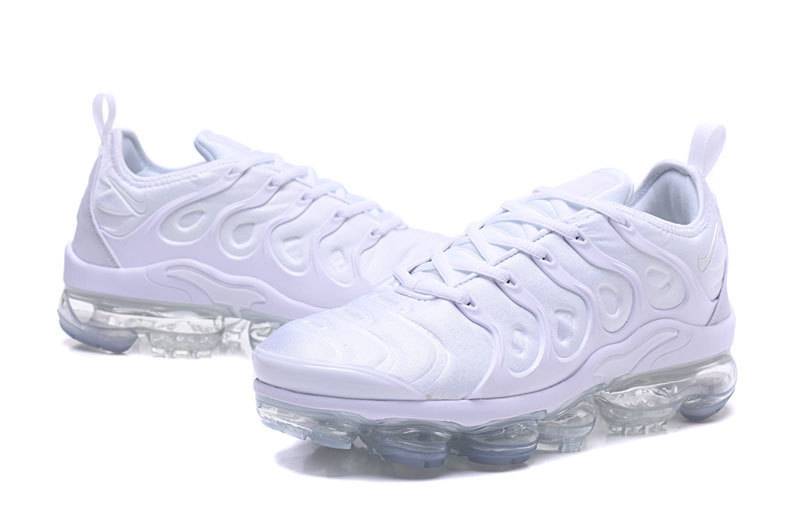 Les Nike Air Vapormax Plus TN Femme incarnent une fusion audacieuse entre l’héritage des baskets TN des années 90 et l’innovation moderne de la technologie Vapormax.